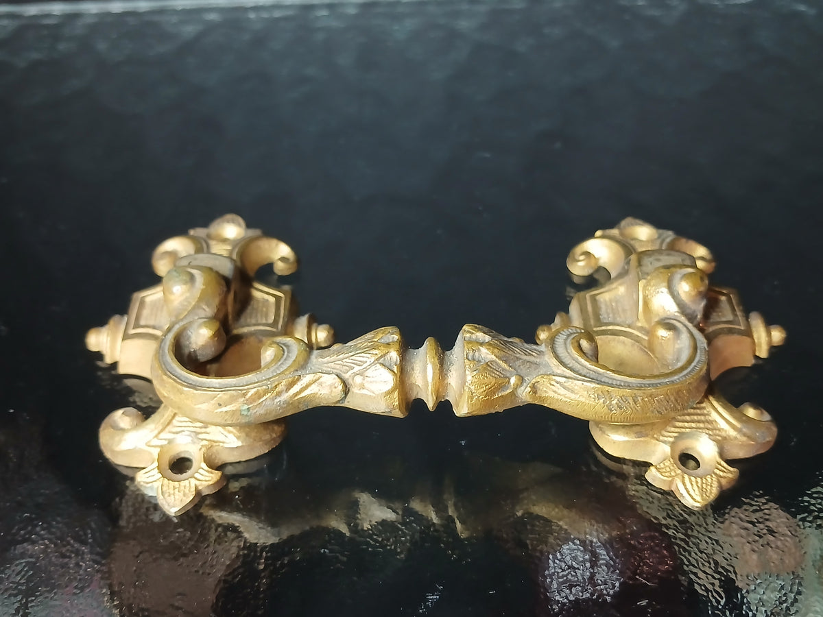 Ancienne poignée de meuble en bronze ciselé, typique du XIXe siècle