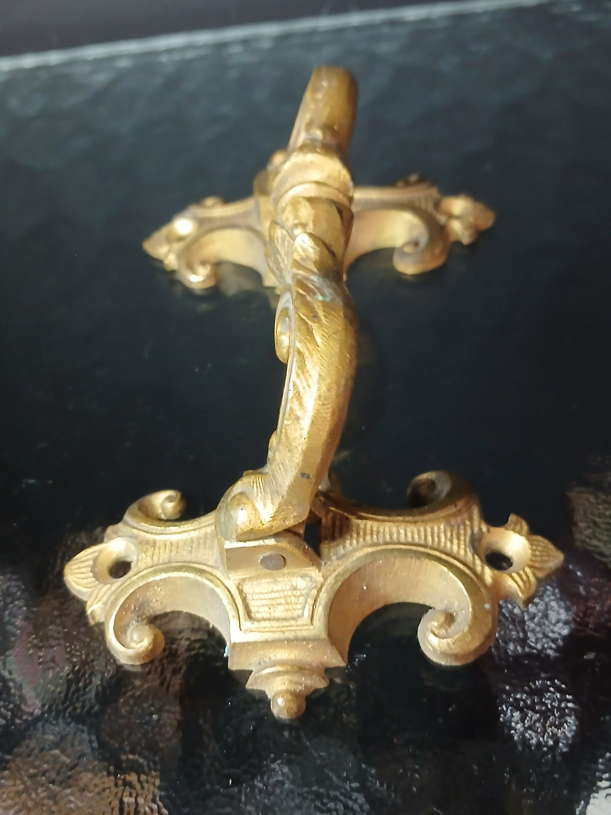 Ancienne poignée de meuble en bronze ciselé, typique du XIXe siècle