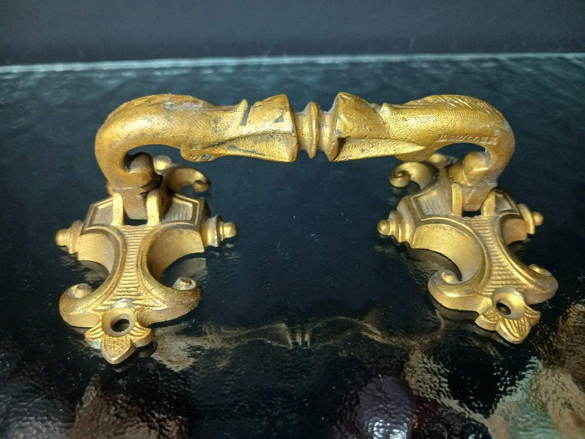 Ancienne poignée de meuble en bronze ciselé, typique du XIXe siècle