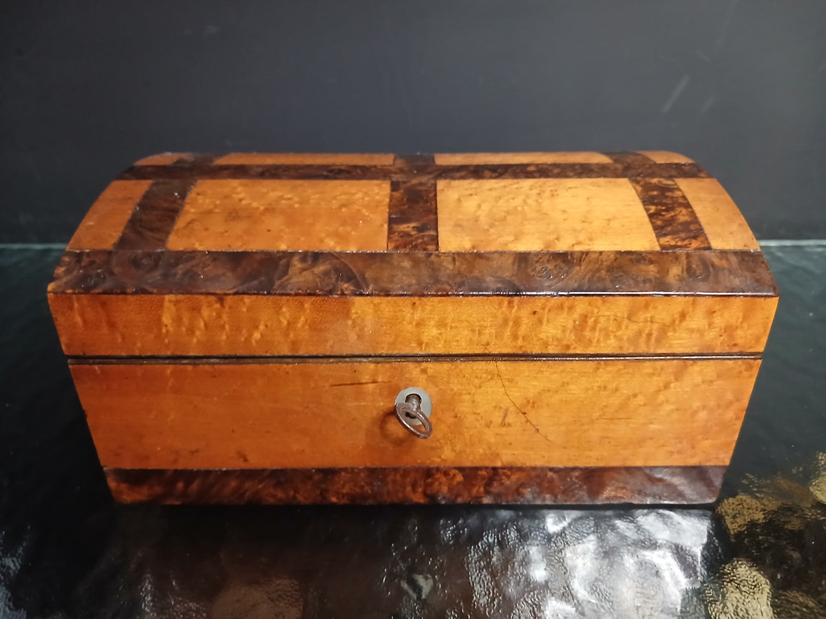 coffret du XIXe siècle à forme bombée, travail de marqueterie raffiné.