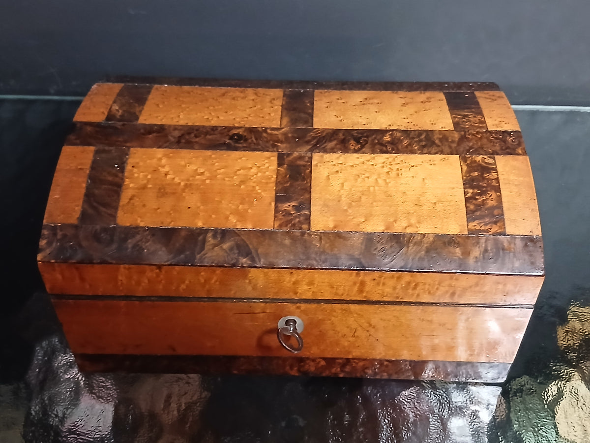 coffret du XIXe siècle à forme bombée, travail de marqueterie raffiné.