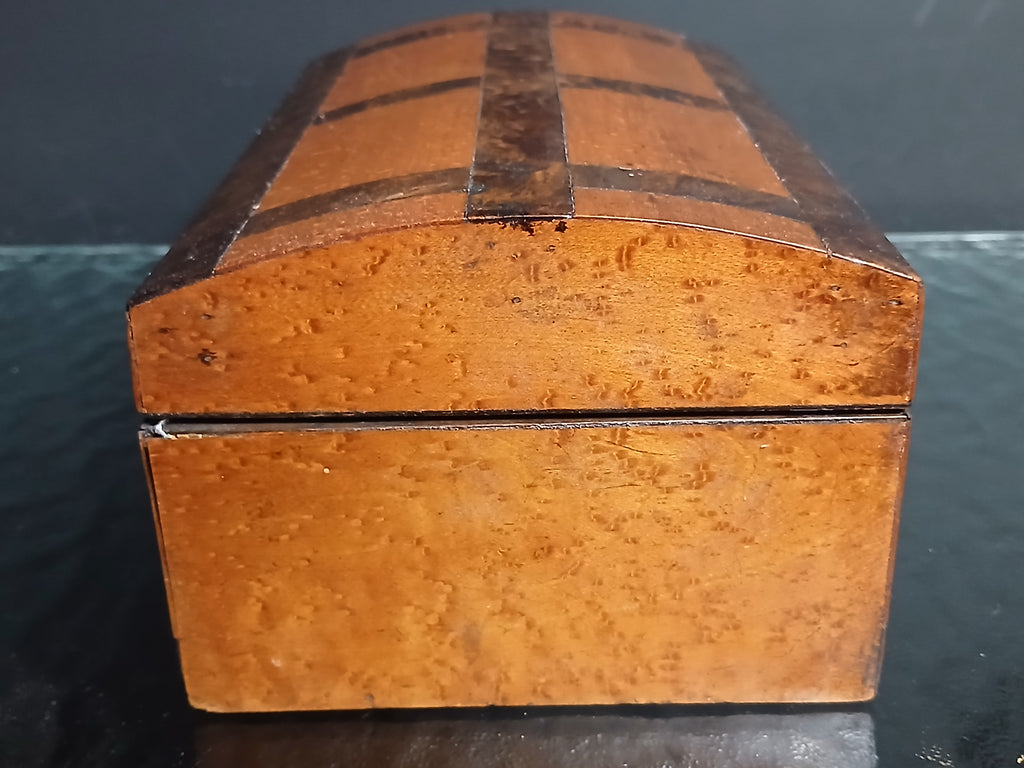 coffret du XIXe siècle à forme bombée, travail de marqueterie raffiné.