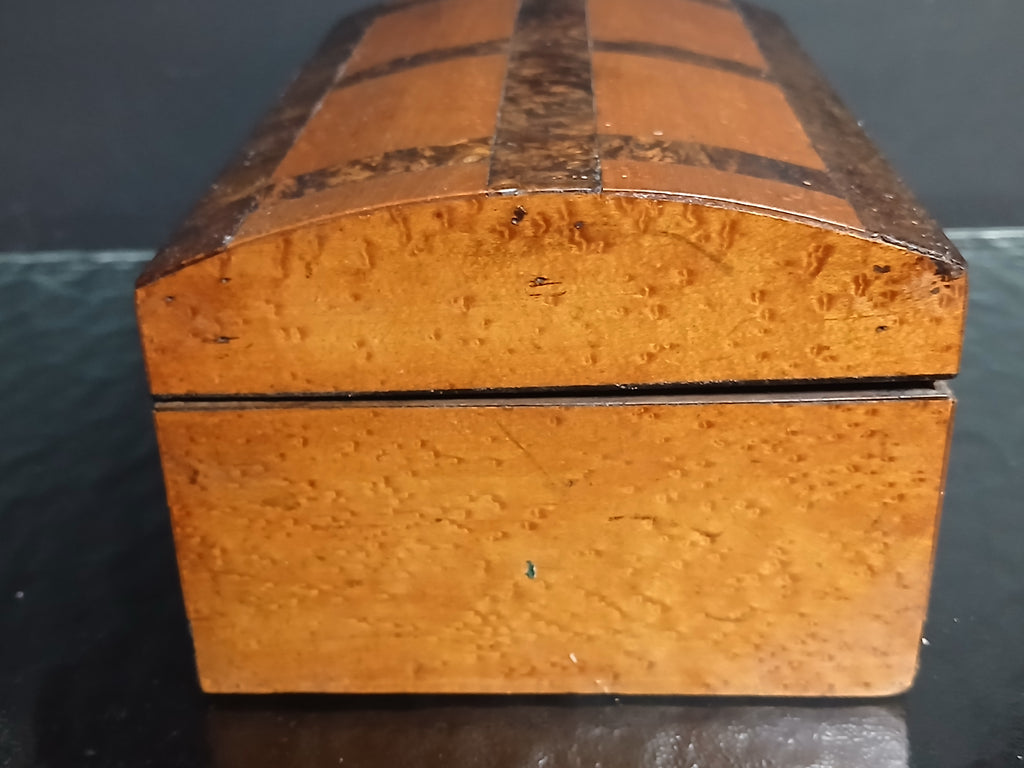 coffret du XIXe siècle à forme bombée, travail de marqueterie raffiné.