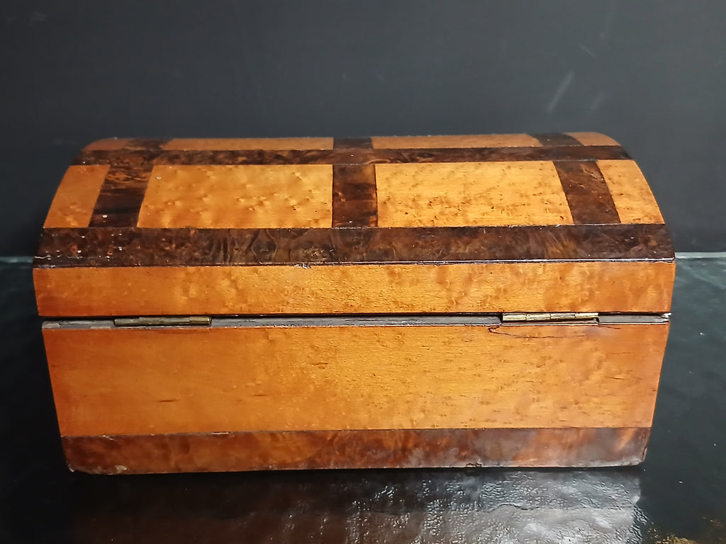 coffret du XIXe siècle à forme bombée, travail de marqueterie raffiné.