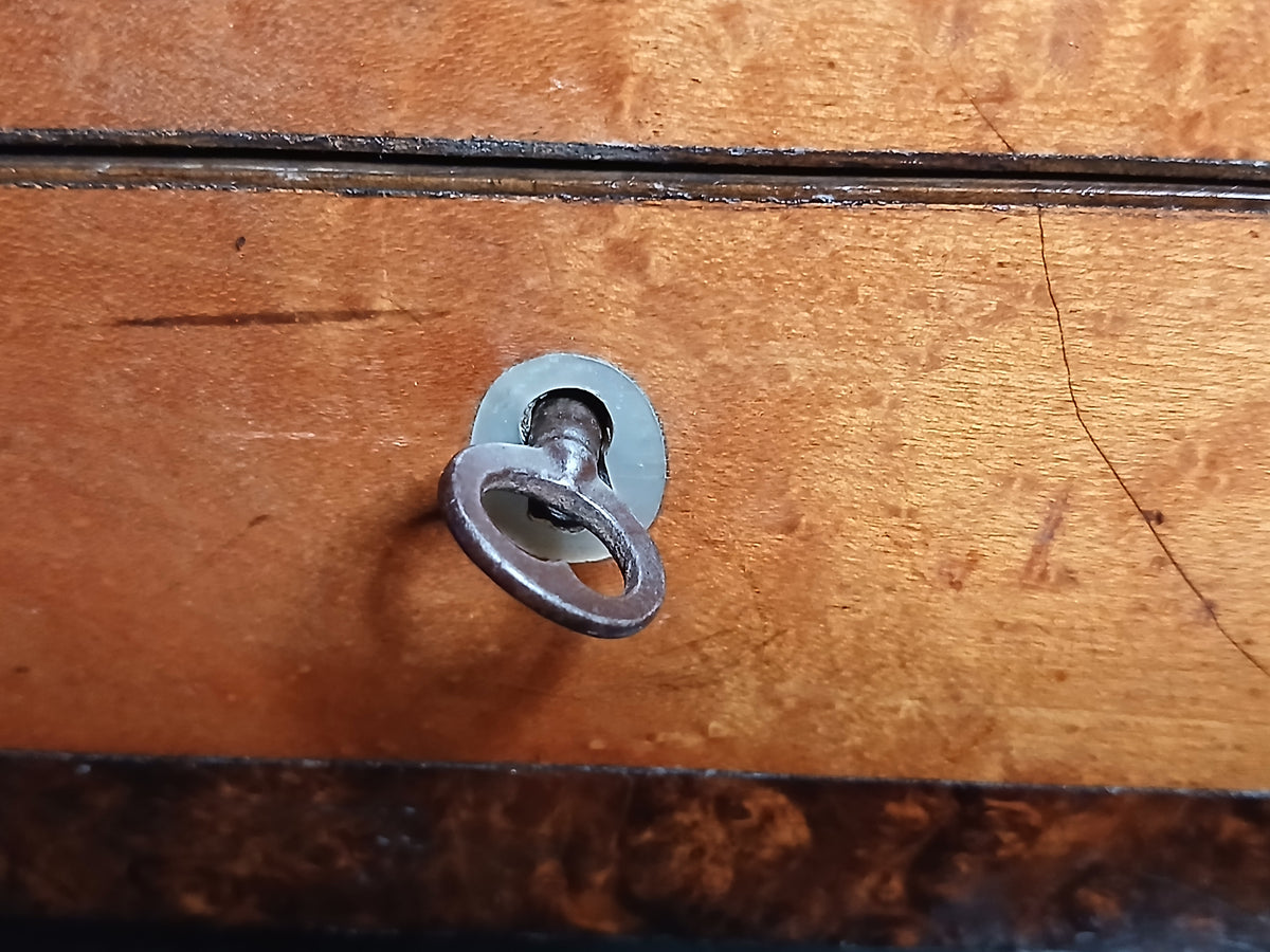 coffret du XIXe siècle à forme bombée, travail de marqueterie raffiné.