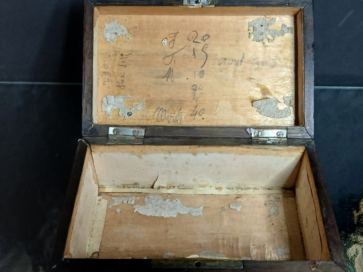 coffret du XIXe siècle à forme bombée, travail de marqueterie raffiné.