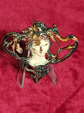 Broche Art Nouveau circa 1900, œuvre remarquable en bronze émaillé.