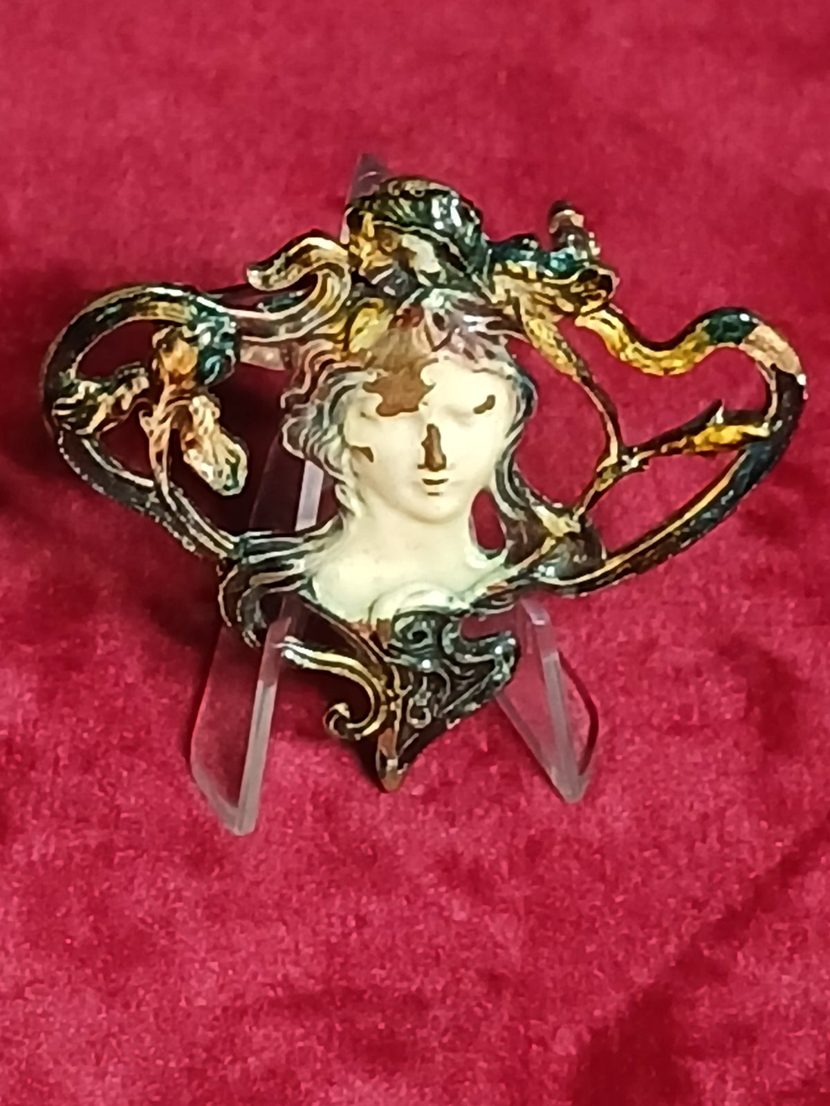 Broche Art Nouveau circa 1900, œuvre remarquable en bronze émaillé.