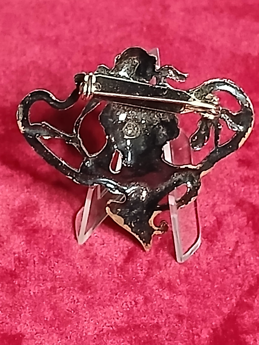 Broche Art Nouveau circa 1900, œuvre remarquable en bronze émaillé.