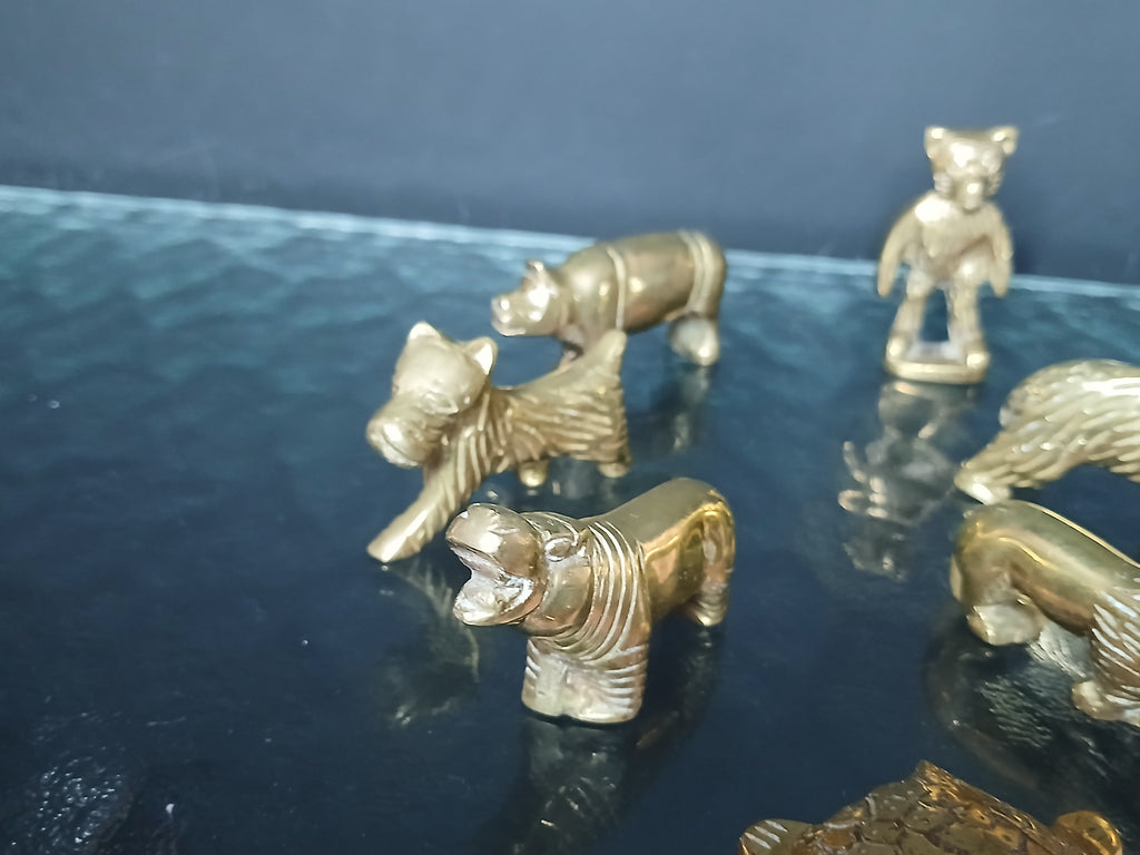 Ensemble de sept miniatures anciennes en laiton massif