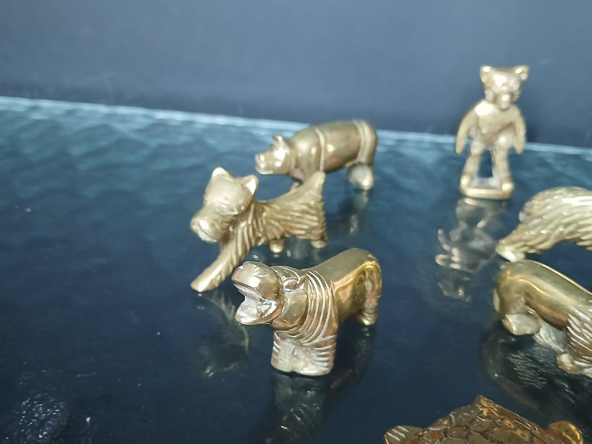 Ensemble de sept miniatures anciennes en laiton massif