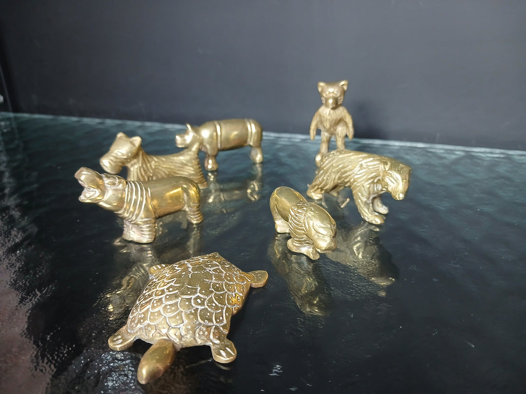 Ensemble de sept miniatures anciennes en laiton massif