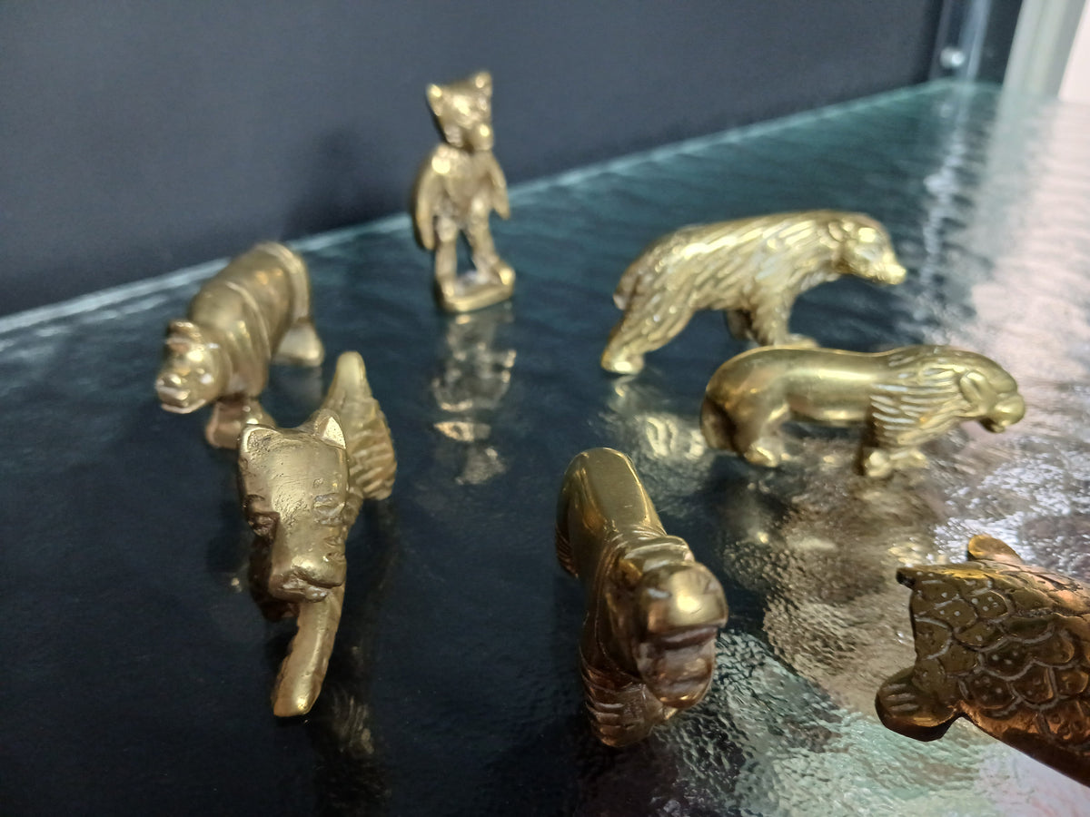 Ensemble de sept miniatures anciennes en laiton massif