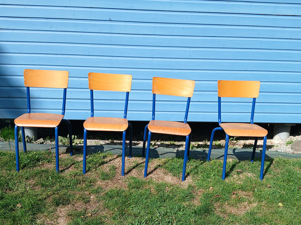 Lot de 4 chaises d'écolier vintage aux lignes épurées.