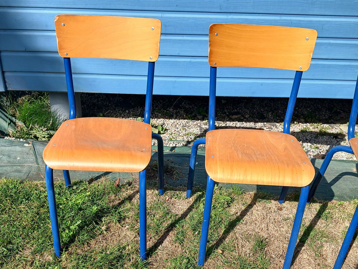 Lot de 4 chaises d'écolier vintage aux lignes épurées.