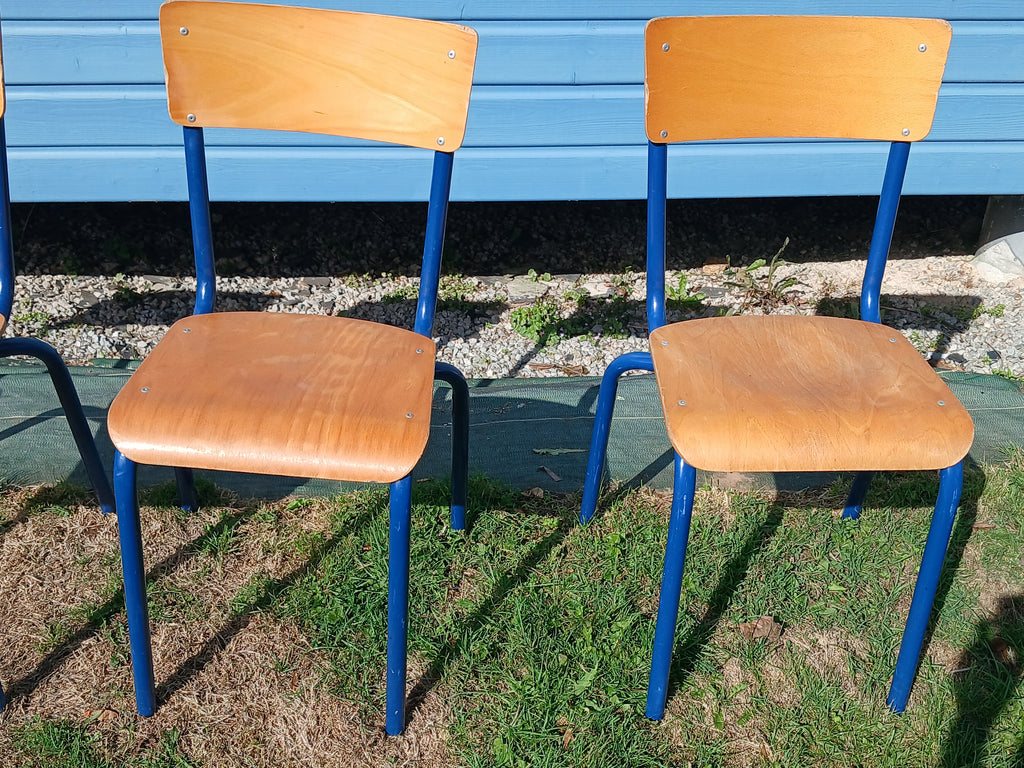 Lot de 4 chaises d'écolier vintage aux lignes épurées.