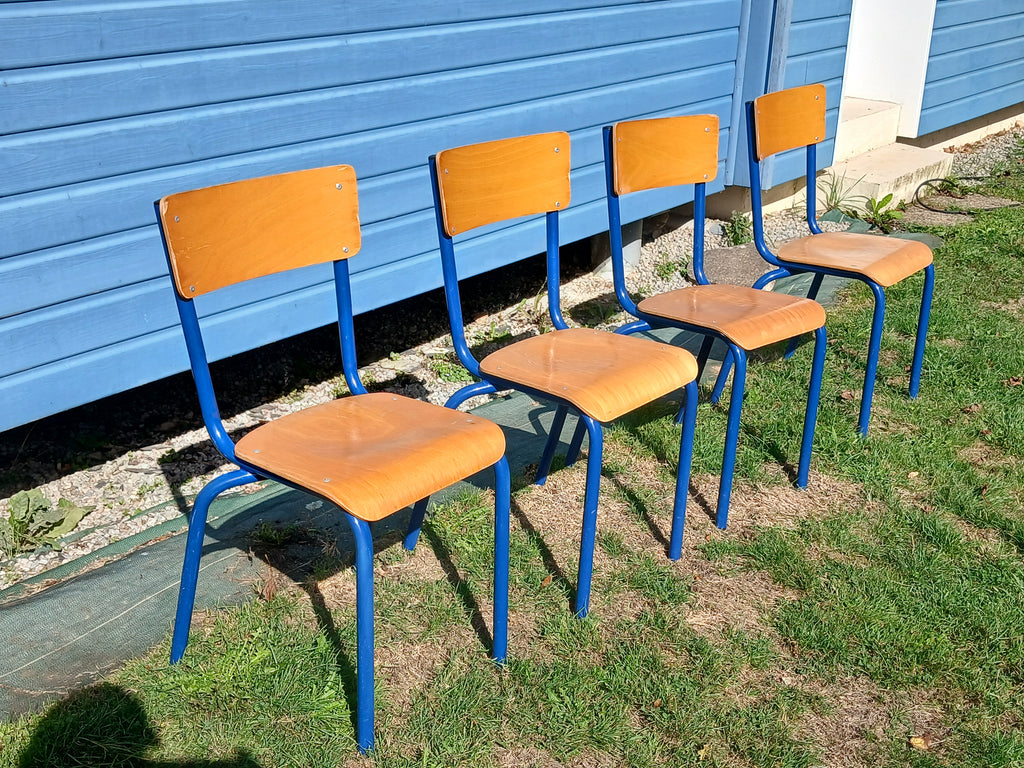 Lot de 4 chaises d'écolier vintage aux lignes épurées.