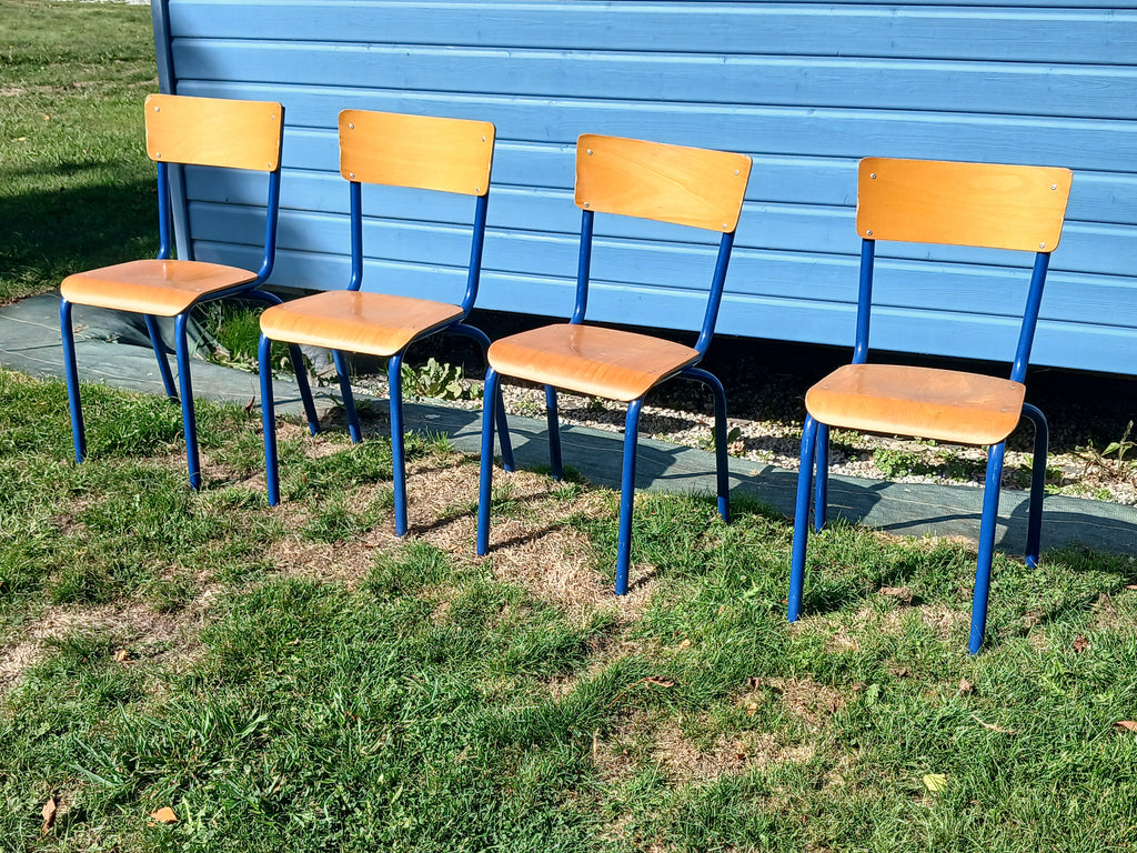 Lot de 4 chaises d'écolier vintage aux lignes épurées.