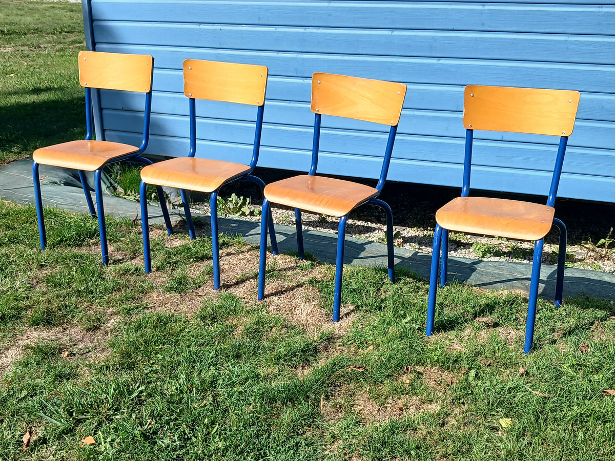Lot de 4 chaises d'écolier vintage aux lignes épurées.