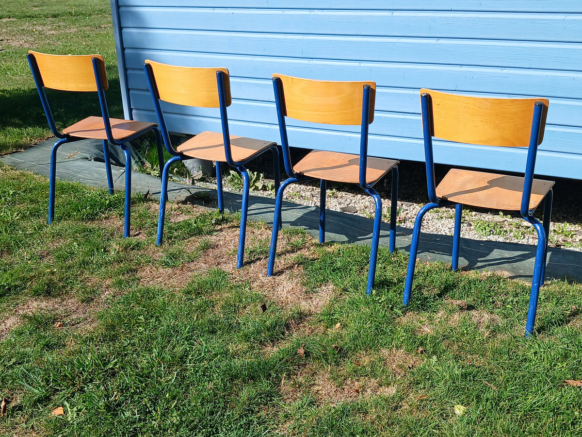 Lot de 4 chaises d'écolier vintage aux lignes épurées.