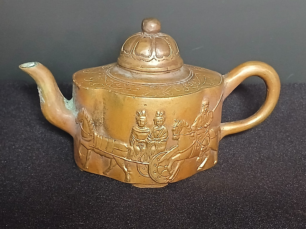 Ancienne théière chinoise en bronze doré – Décor en hauts-reliefs – XXe siècle