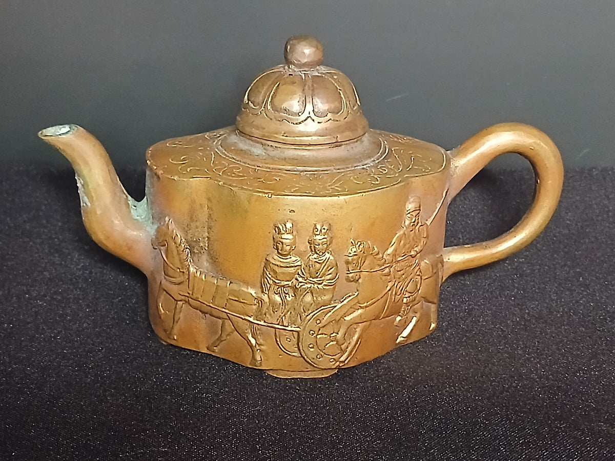 Ancienne théière chinoise en bronze doré – Décor en hauts-reliefs – XXe siècle