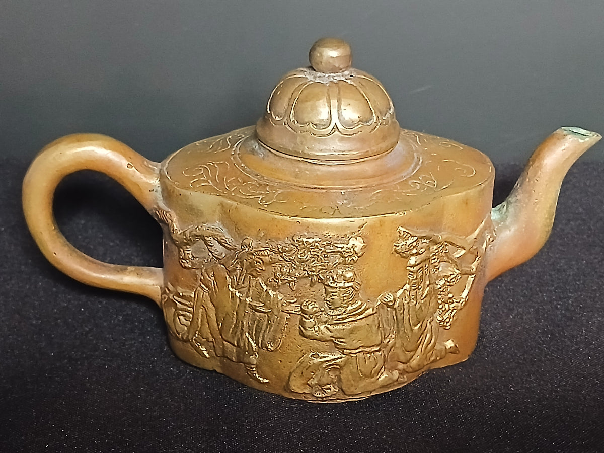 Ancienne théière chinoise en bronze doré – Décor en hauts-reliefs – XXe siècle