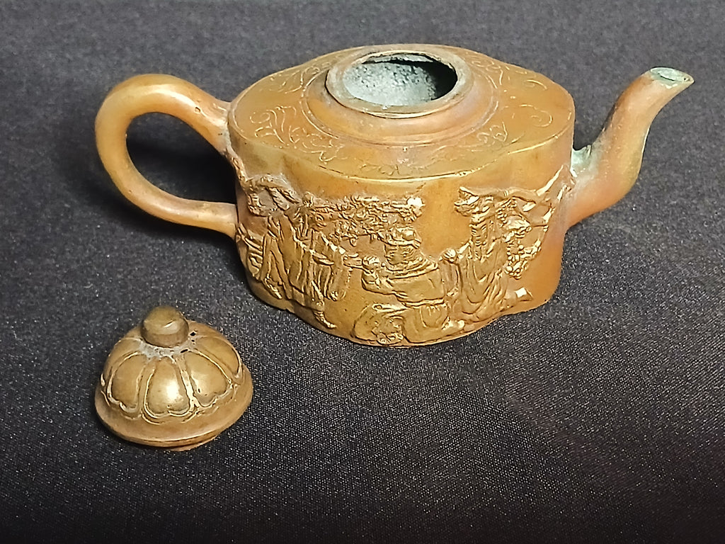 Ancienne théière chinoise en bronze doré – Décor en hauts-reliefs – XXe siècle