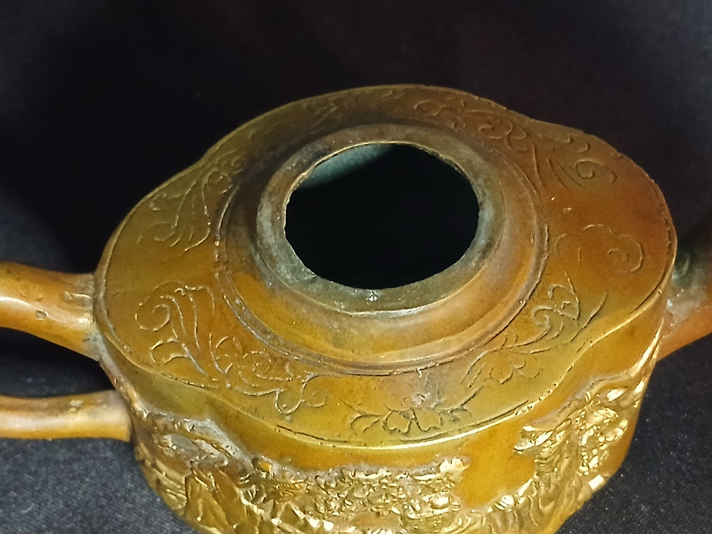 Ancienne théière chinoise en bronze doré – Décor en hauts-reliefs – XXe siècle