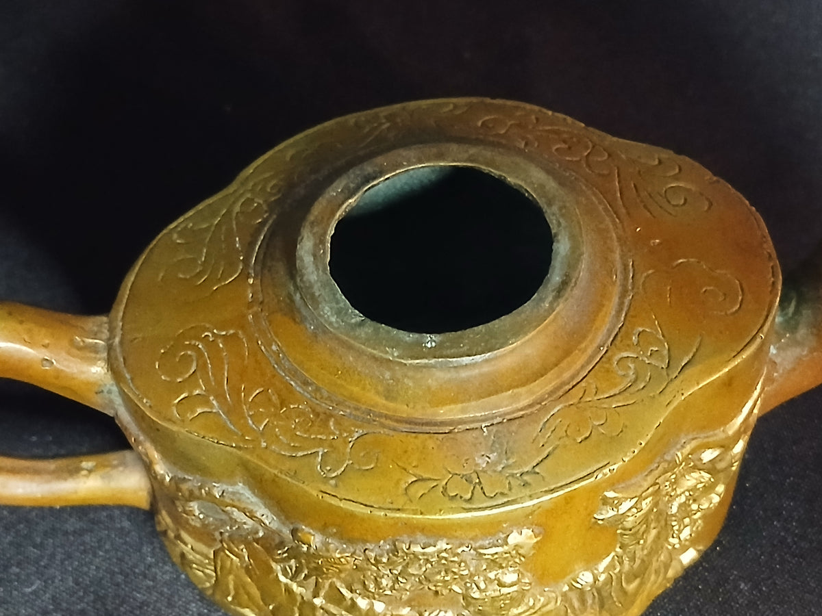Ancienne théière chinoise en bronze doré – Décor en hauts-reliefs – XXe siècle