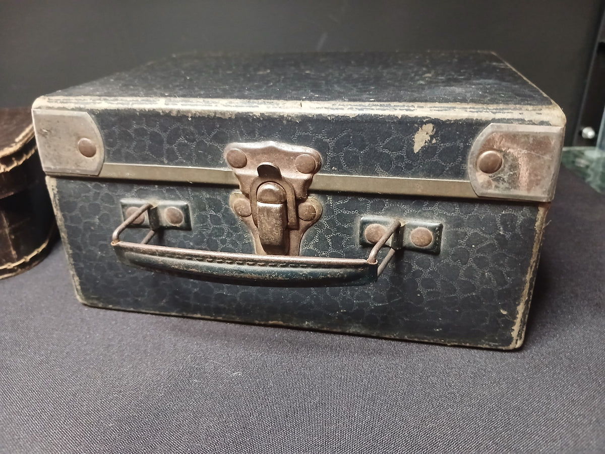 paire de Valisettes vintage en carton bouilli, années 1930–1950.