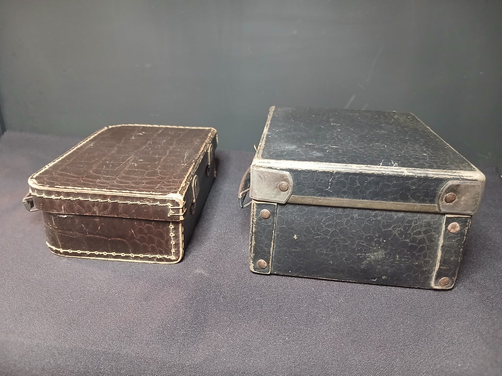 paire de Valisettes vintage en carton bouilli, années 1930–1950.