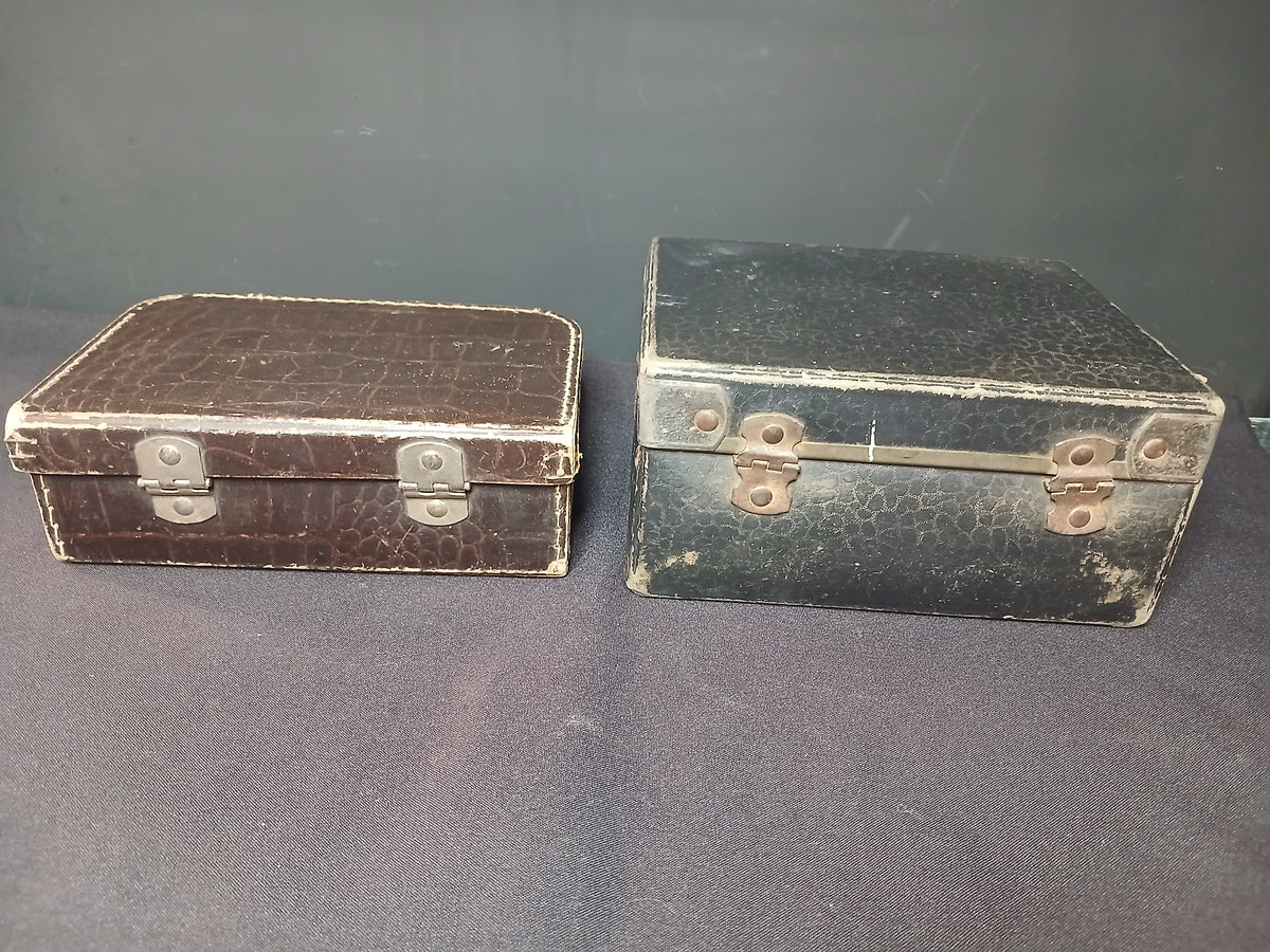 paire de Valisettes vintage en carton bouilli, années 1930–1950.