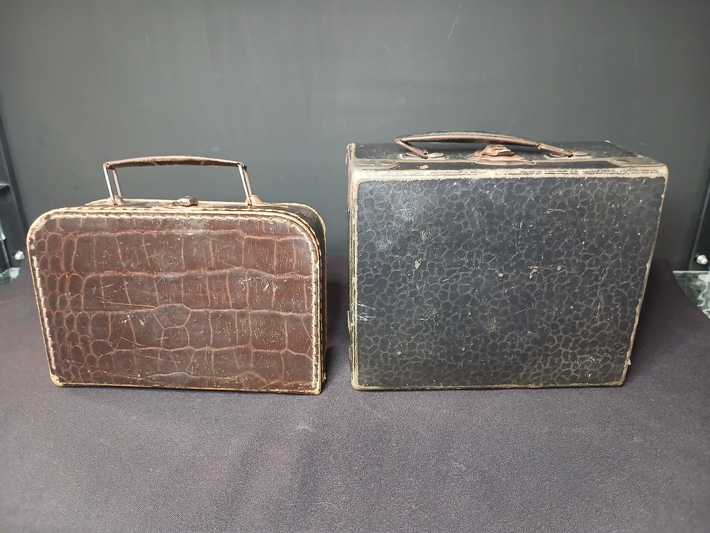 paire de Valisettes vintage en carton bouilli, années 1930–1950.