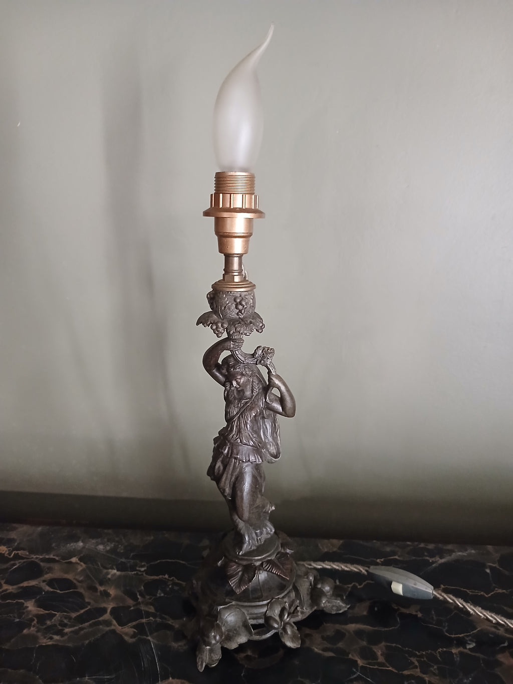 Lampe ancienne de style néoclassique en régule patiné,