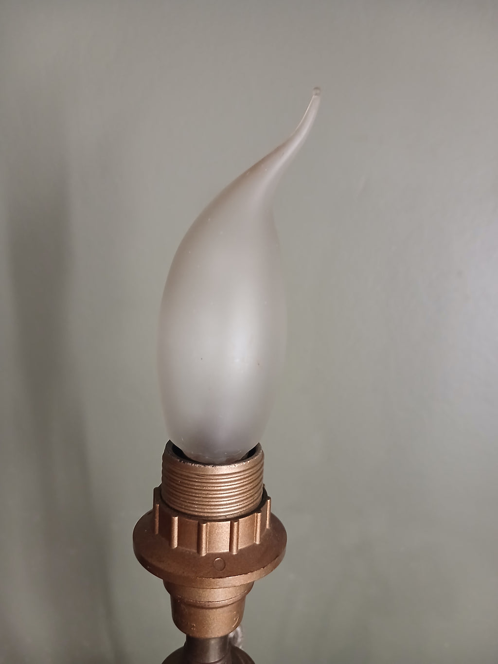 Lampe ancienne de style néoclassique en régule patiné,