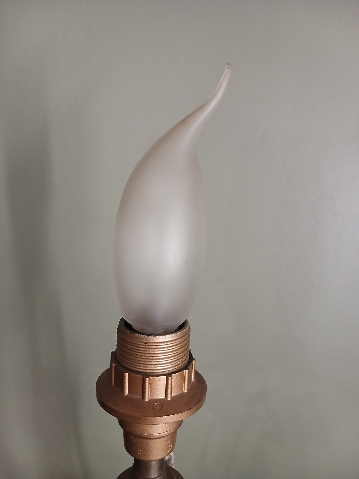 Lampe ancienne de style néoclassique en régule patiné,