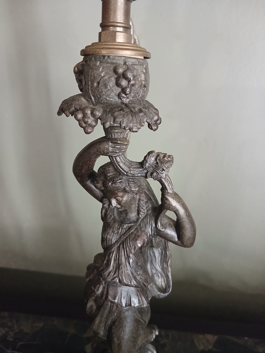 Lampe ancienne de style néoclassique en régule patiné,
