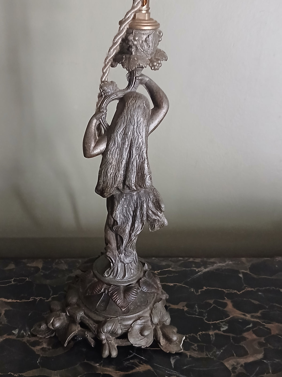 Lampe ancienne de style néoclassique en régule patiné,