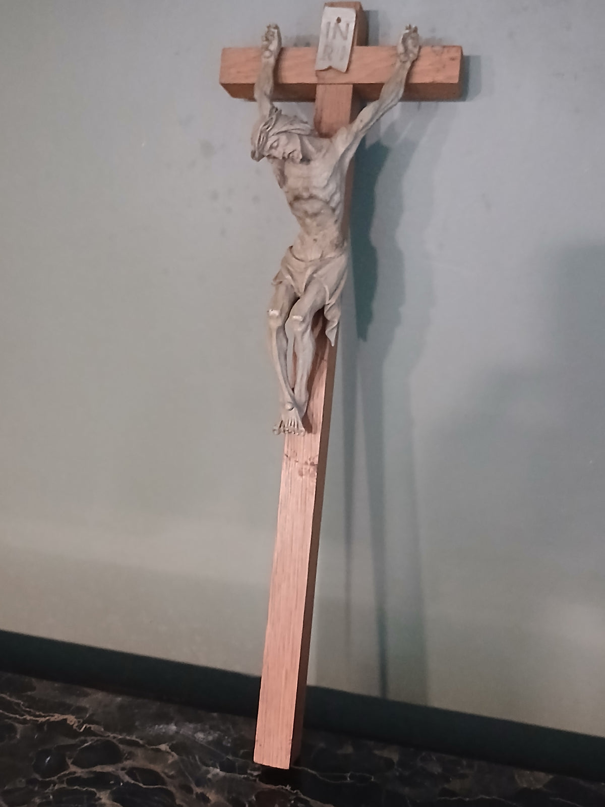 Magnifique crucifix en bois sculpté, fin XIXe-début XXe siècle,