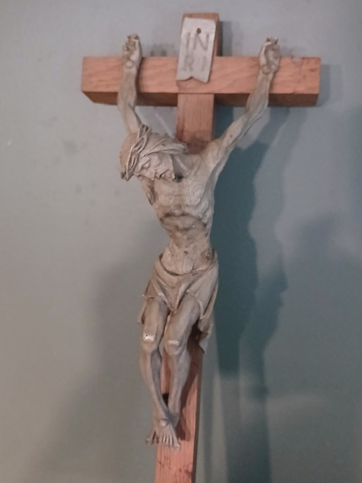 Magnifique crucifix en bois sculpté, fin XIXe-début XXe siècle,