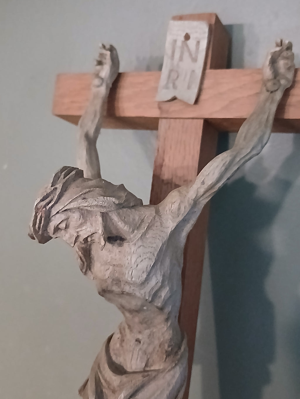 Magnifique crucifix en bois sculpté, fin XIXe-début XXe siècle,