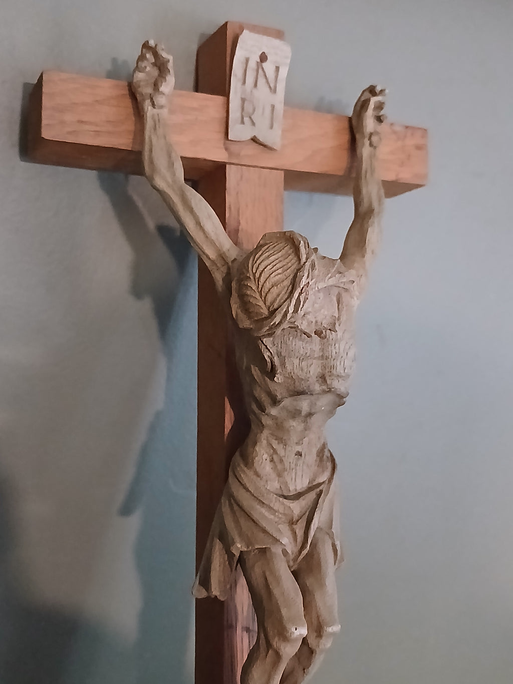 Magnifique crucifix en bois sculpté, fin XIXe-début XXe siècle,