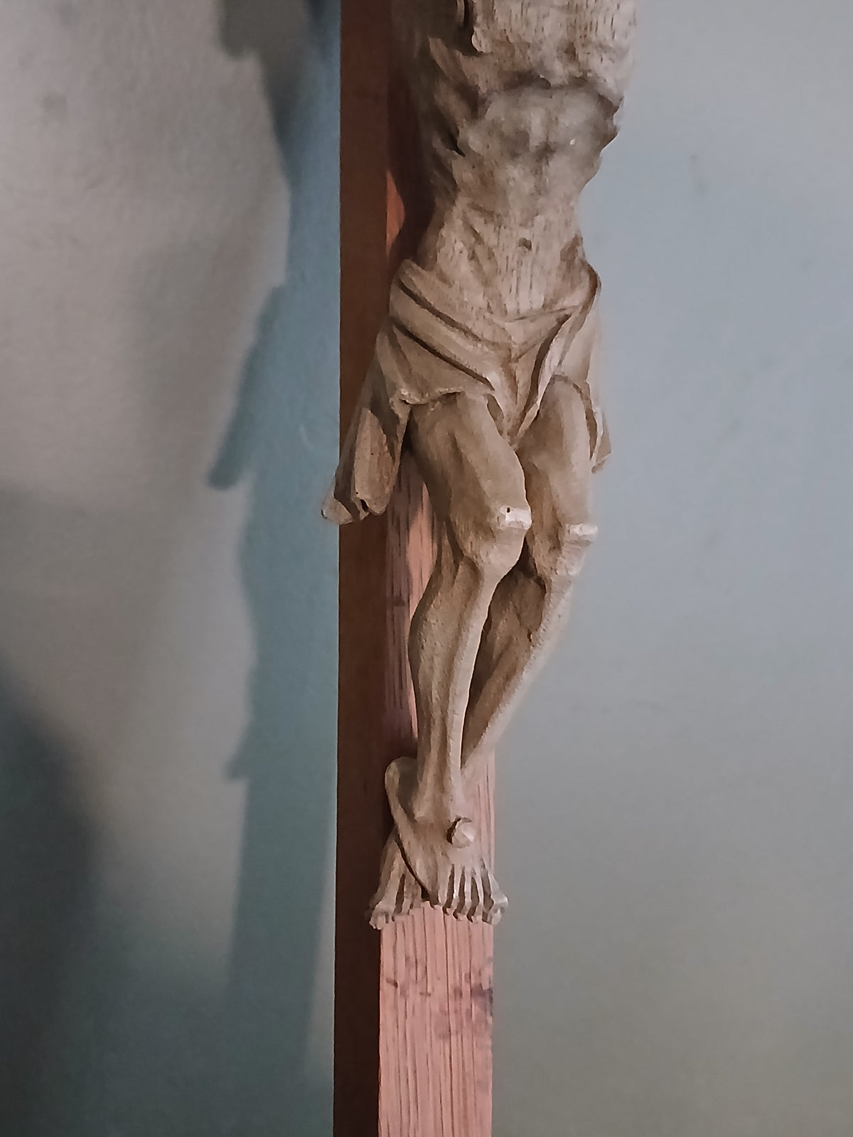 Magnifique crucifix en bois sculpté, fin XIXe-début XXe siècle,